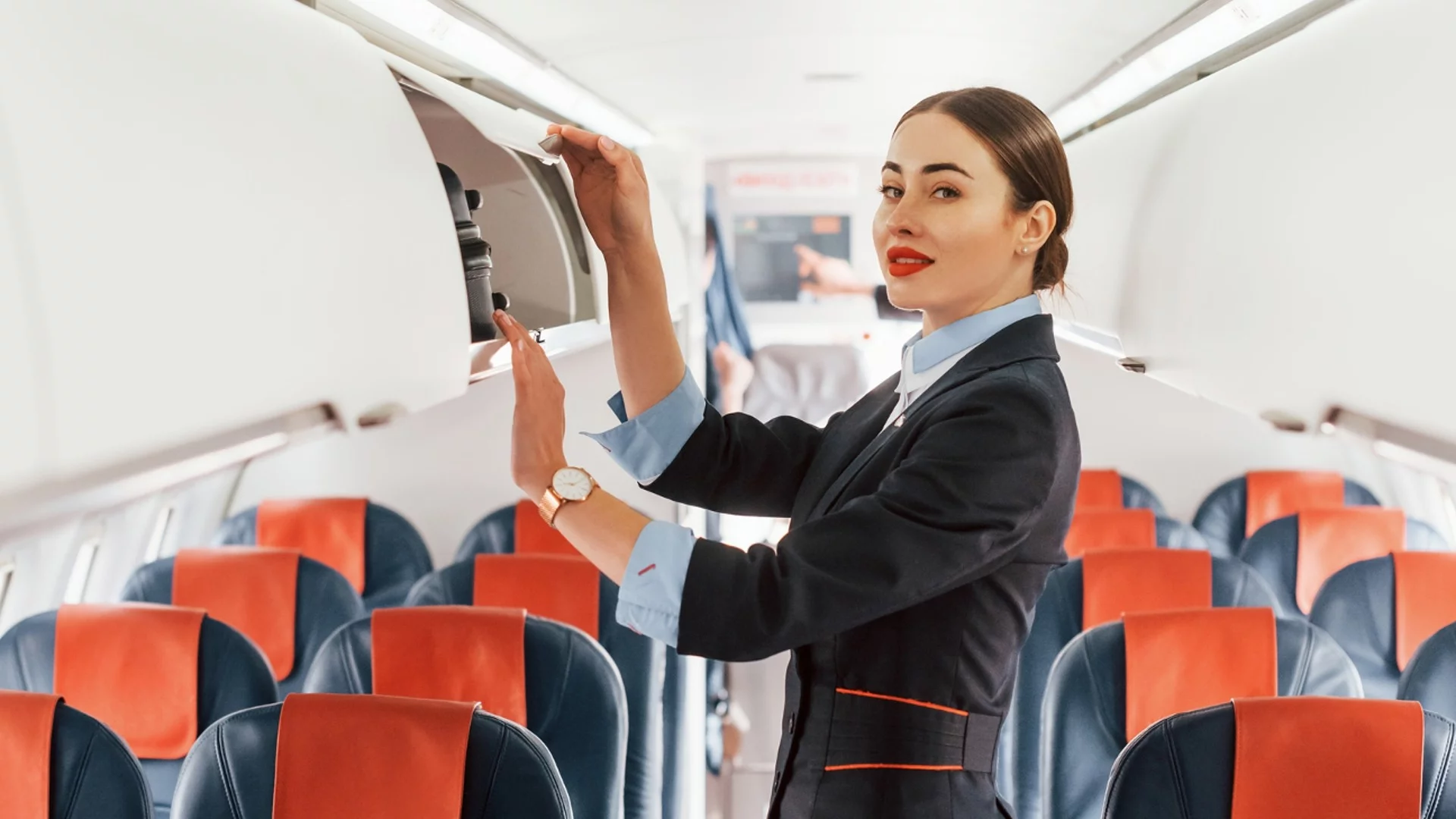 Какво проверяват стюардесите, когато ви посрещат в самолета?