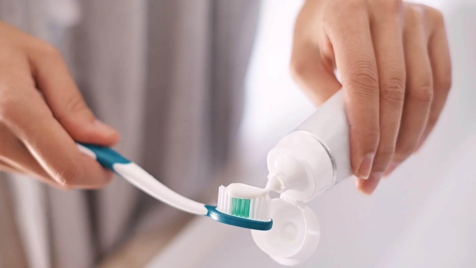 3 лесни начина да почистите четката за зъби от микроби у дома 