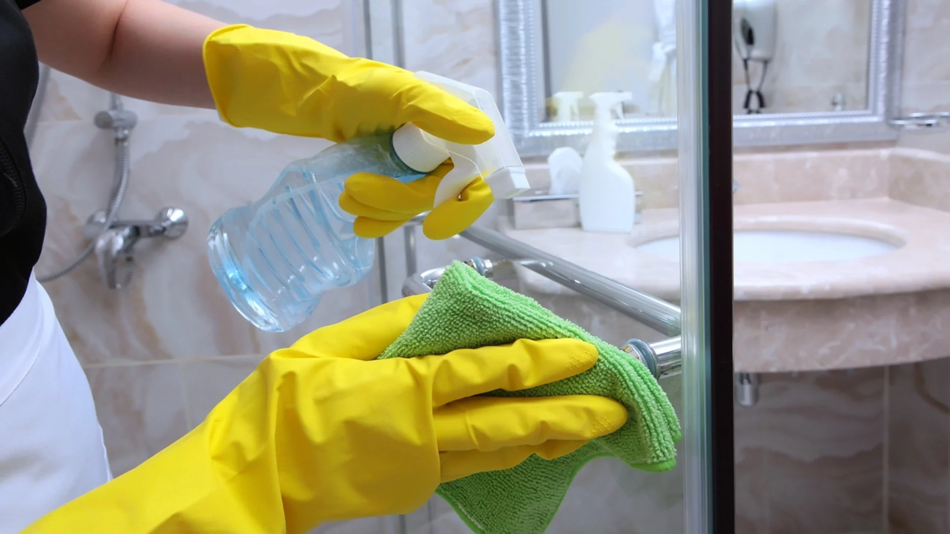 Как да почистите душ кабината, така че да заблести: Две естествени почистващи средства
