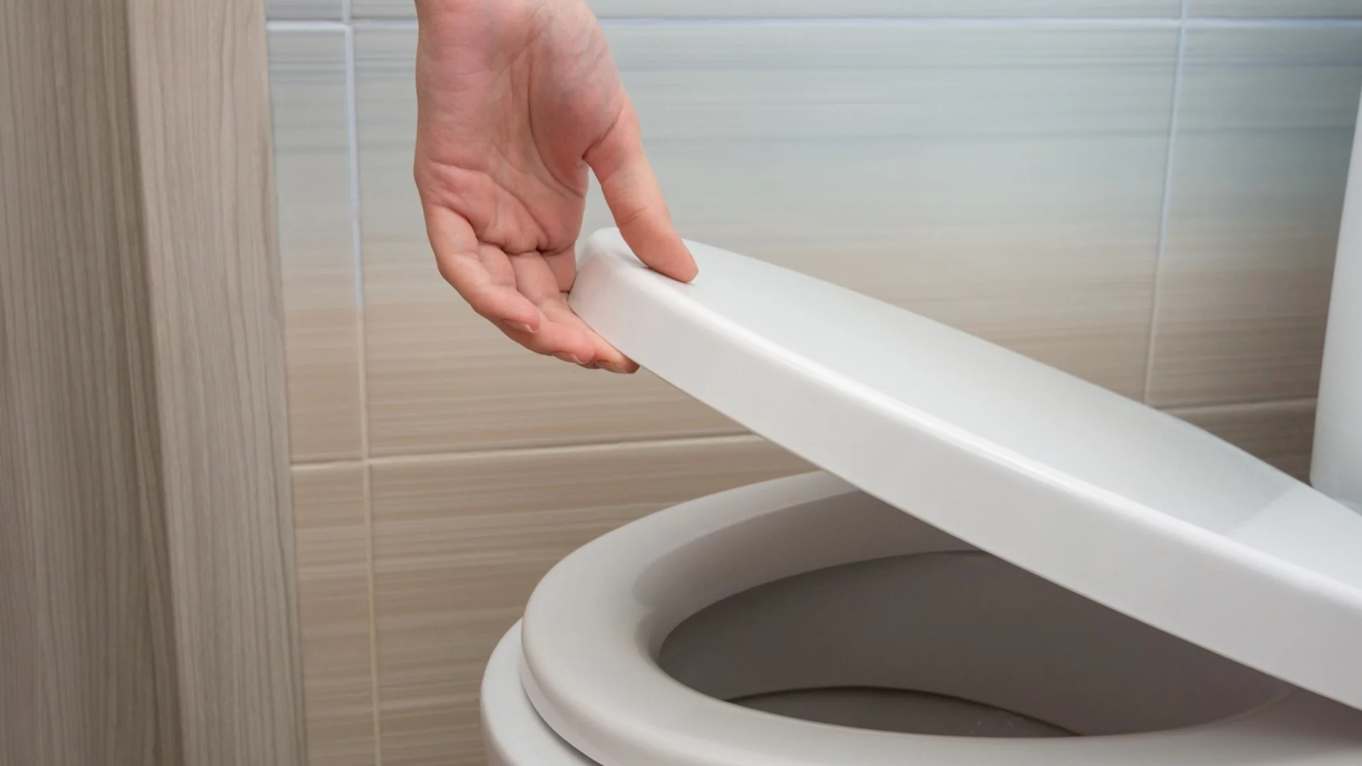 Капакът на тоалетната чиния: Вашият щит срещу разпръскване на микроби в банята
