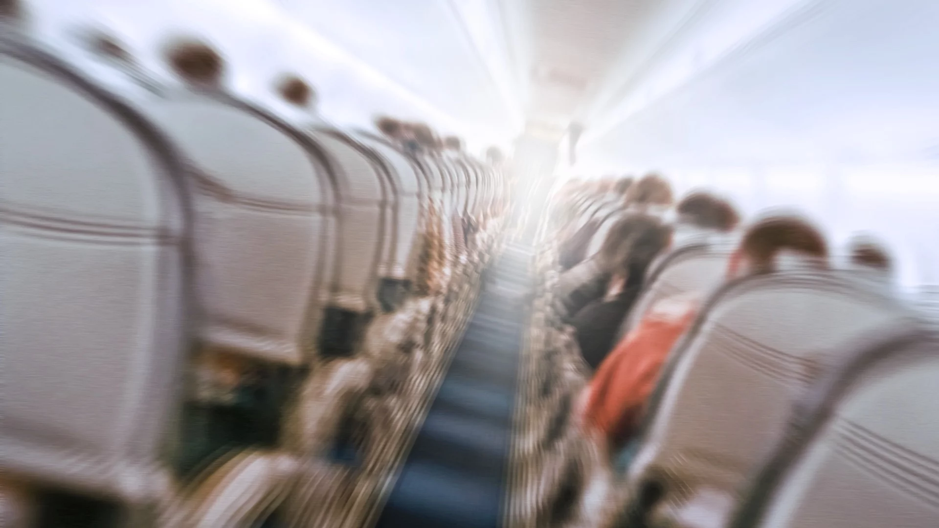 Пътници на самолет са ранени при силна турбуленция: Наложи се аварийно кацане (ВИДЕА)