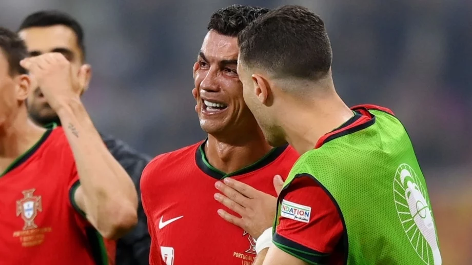 Кристиано Роналдо се сдържаше, докато не видя този кадър - тогава се срина и потъна в сълзи на Европейското по футбол (ВИДЕО)