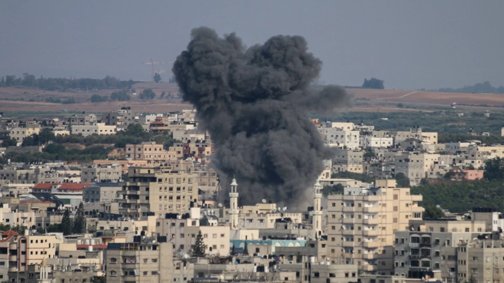 Израелски удари разселиха палестинци от Хан Юнис, почти цялото население на Газа е в "хуманитарната зона"