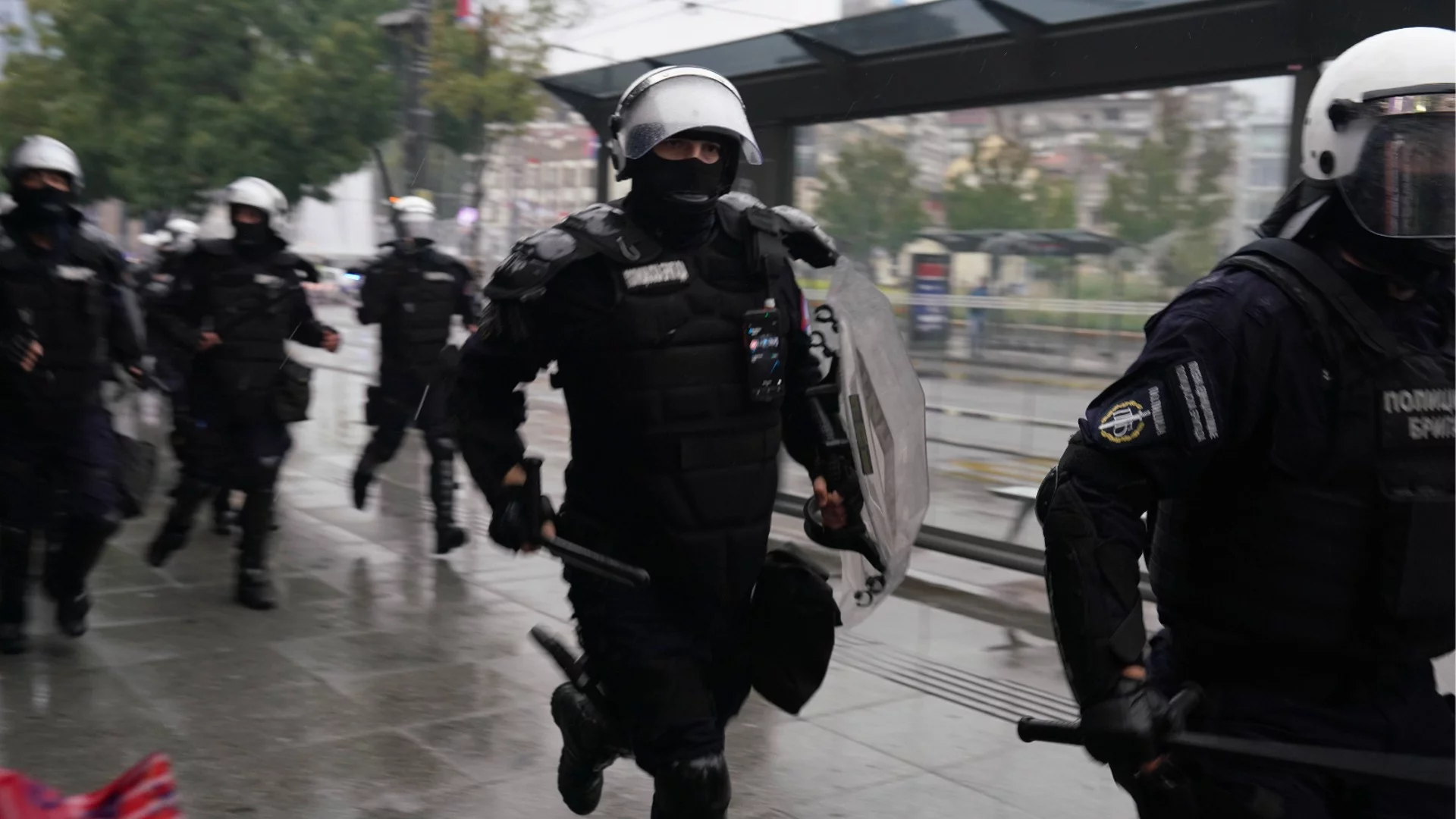 Белградската полиция арестува мъж с арбалет, опитал да нахлуе в местен участък
