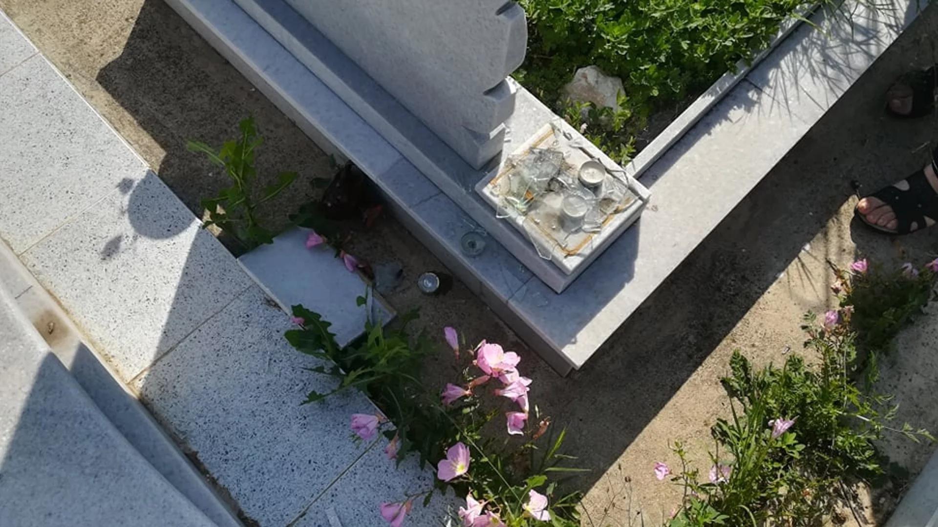 След като деца изпочупиха надгробни плочи: Засилват охраната на гробищата в Нова Загора