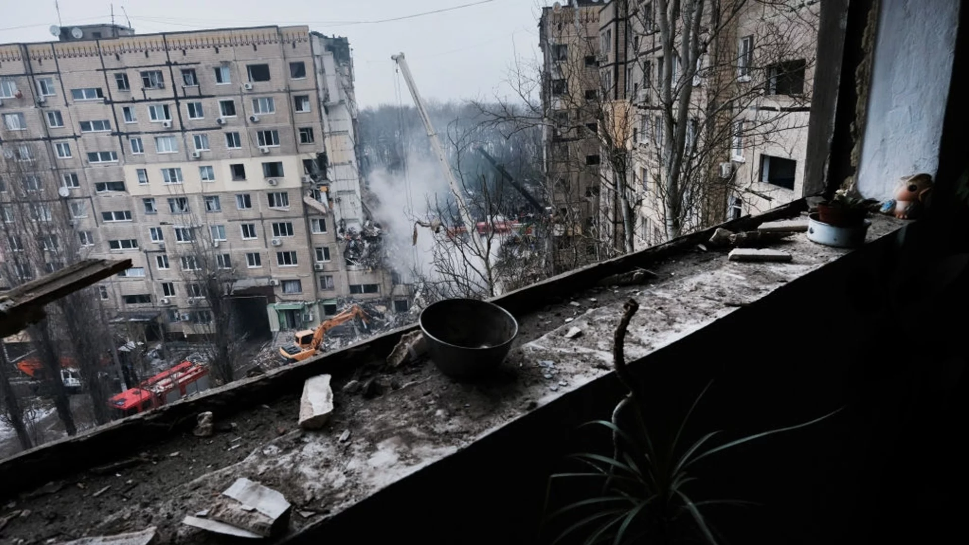 Ужасяваща въздушна атака в Днепър: Поразени са детски градини, училища и болница (СНИМКИ)