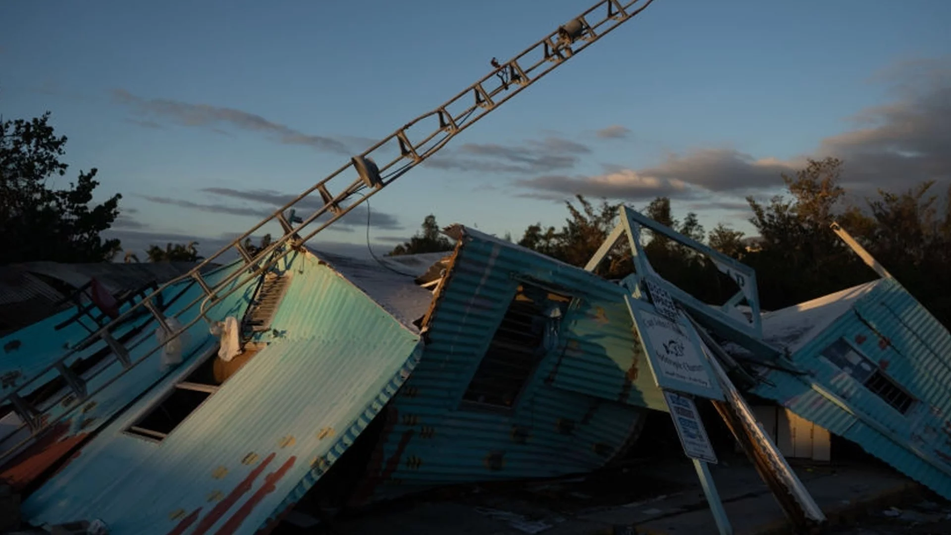 Опустошава наред: Ураганът „Берил“ лети към Ямайка, след като взе 7 жертви на Карибите  (Видео)
