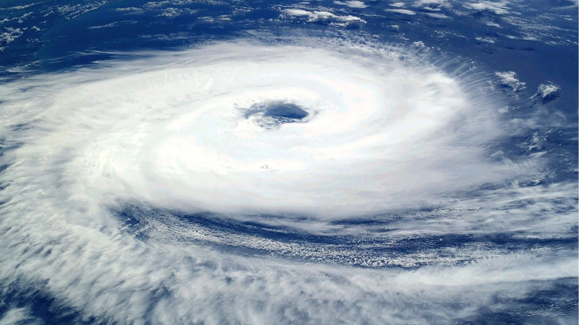 Ураганът "Берил" връхлита и Ямайка