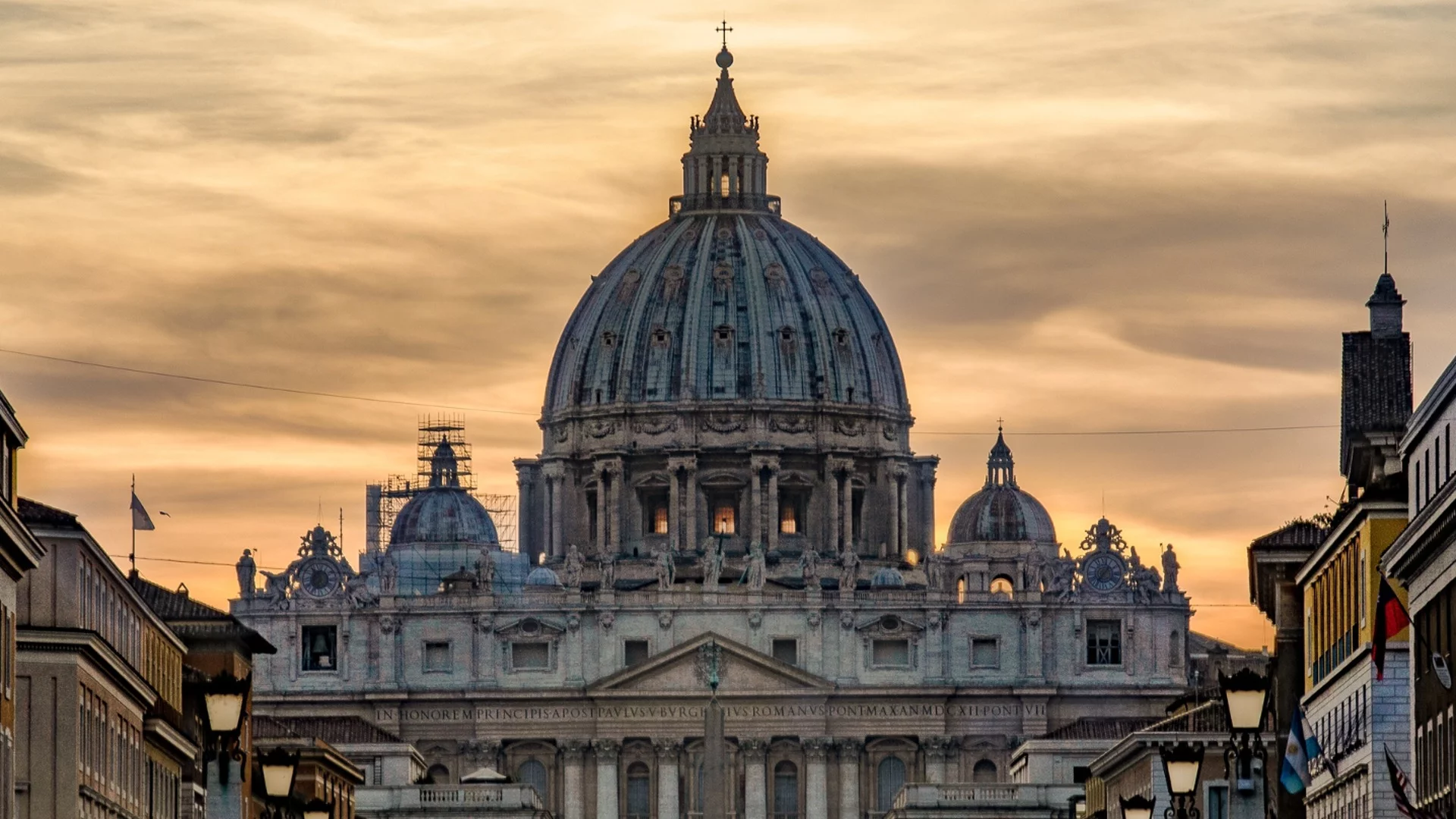 Рядко решение: Ватиканът отлъчи критик на папата