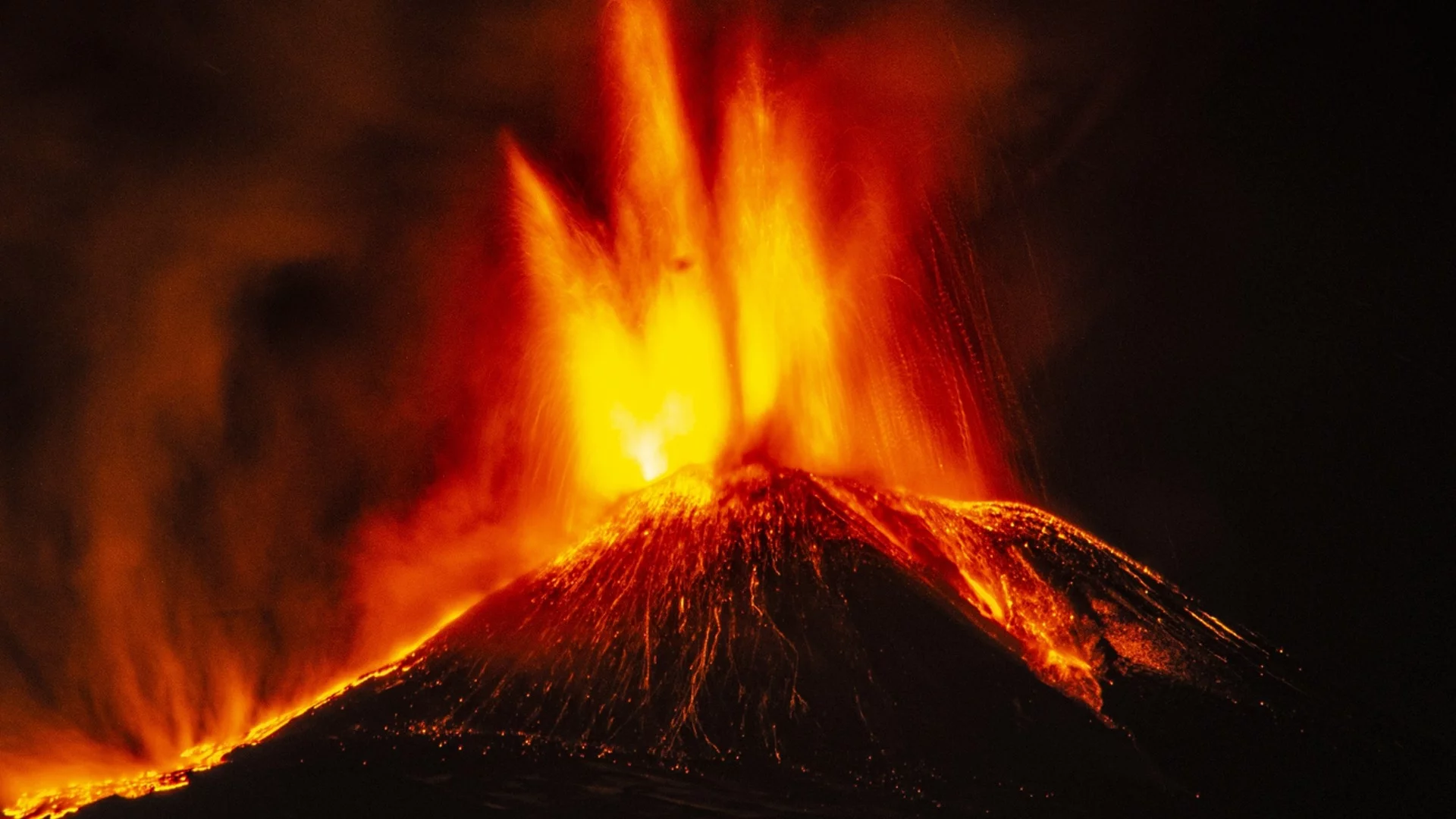 МВнР предупреждава: Не пътувайте до Сицилия заради вулканите Етна и Стромболи
