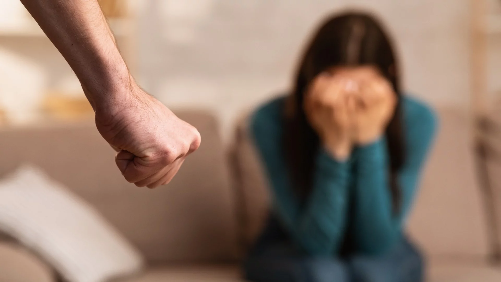 Удрял я с ръце по главата: Задържаха мъж за домашно насилие