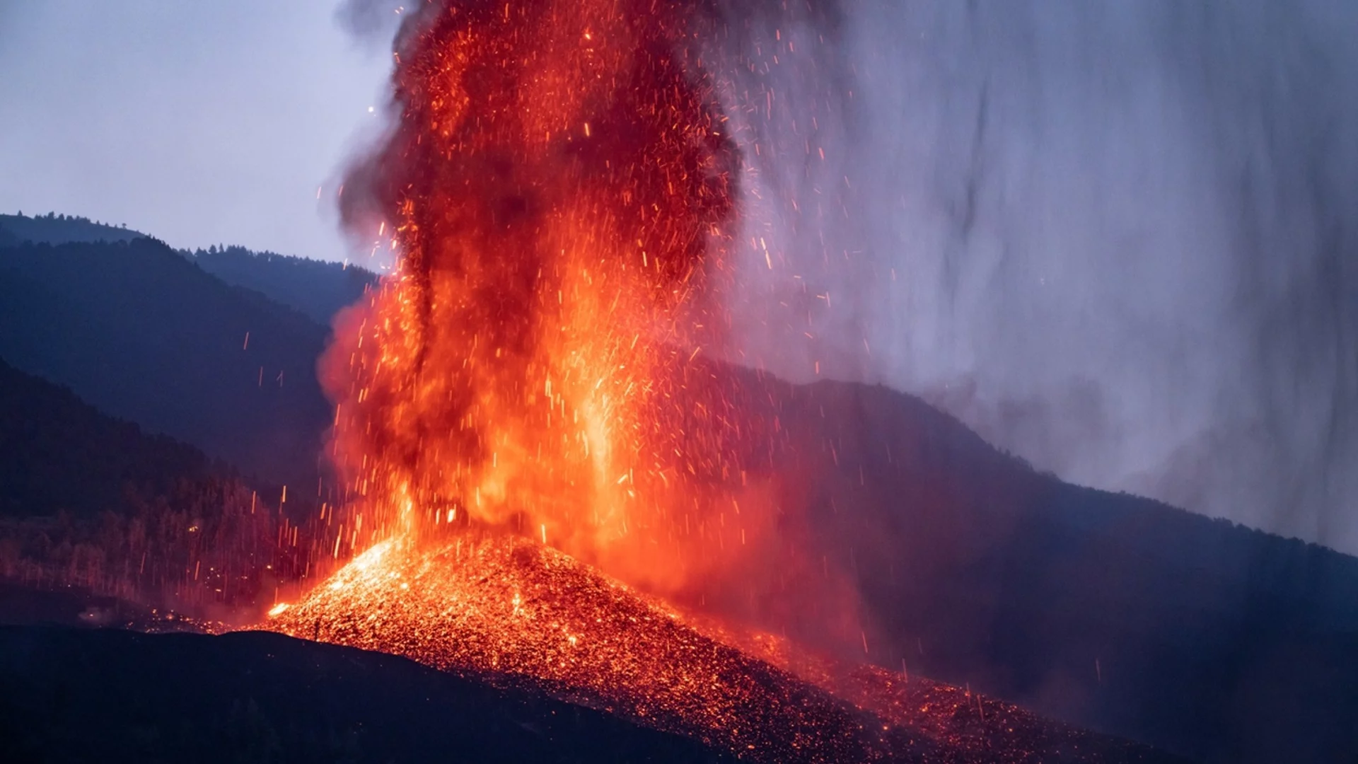 Кратер на вулкана Етна изригна след 4-годишен покой (ВИДЕО)