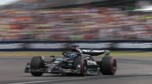 Формула 1: Мерцедес ликува във Великобритания - брилянтен шанс за Хамилтън и крах за Верстапен