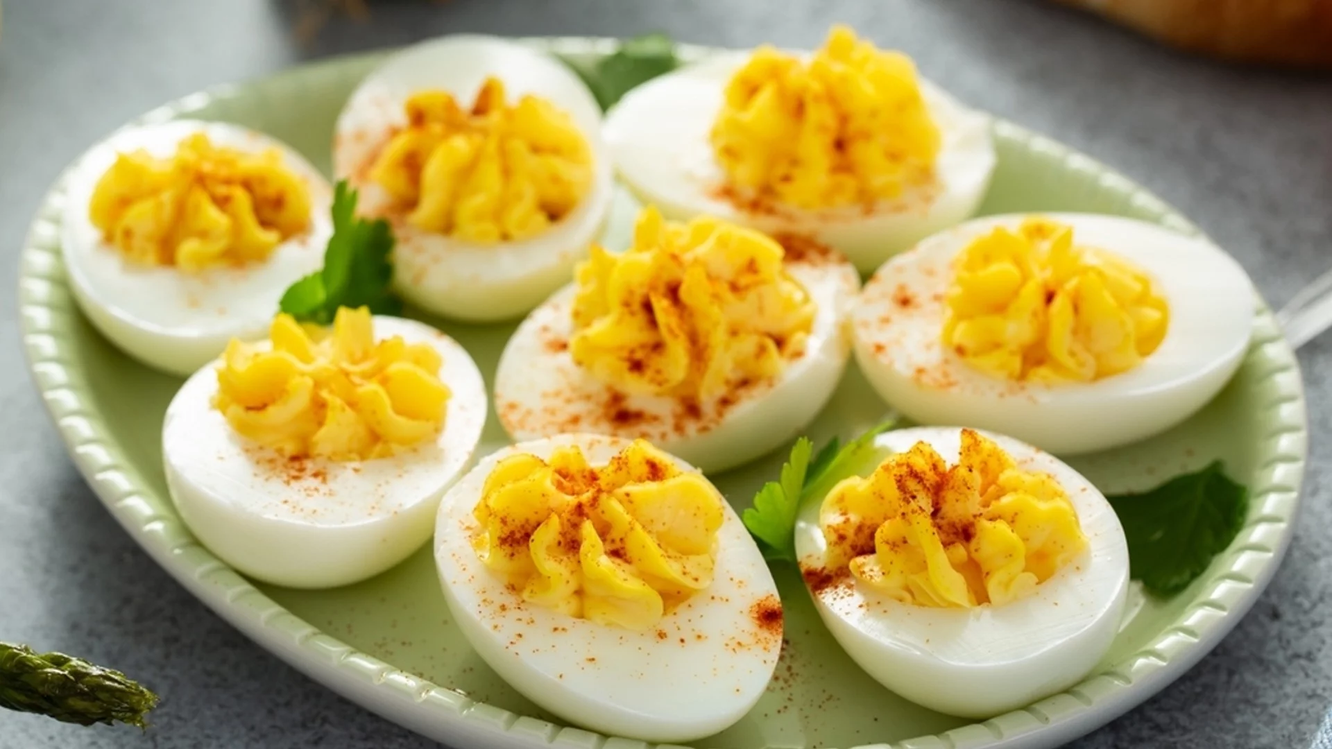 Пълнени яйца със сирене и чесън: ТОП предложение
