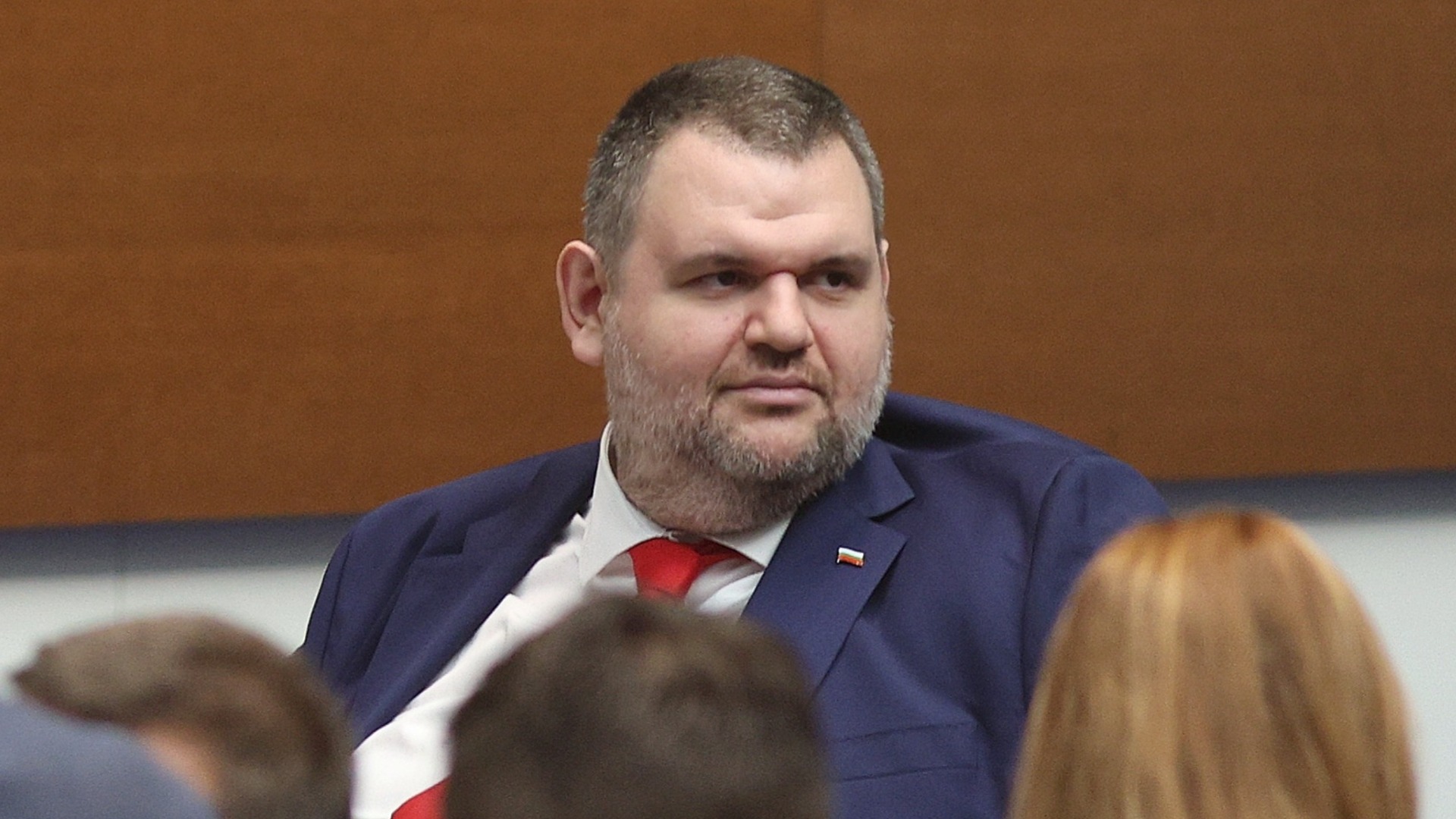 Романтикът Пеевски са разнежи в стил мадам В. | Actualno.com