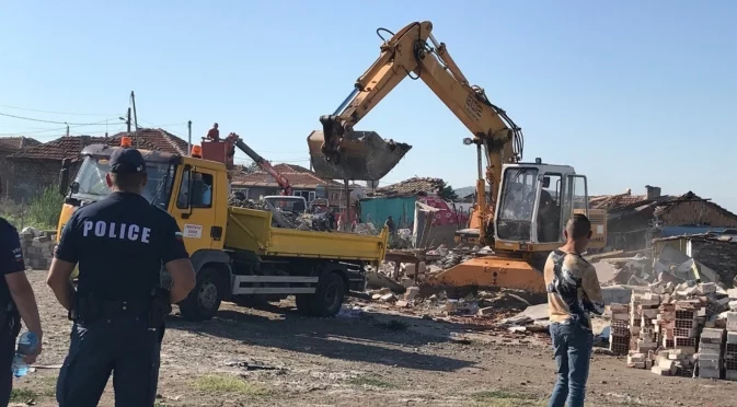 В Стара Загора събарят 36 незаконни къщи, строени на общинска земя