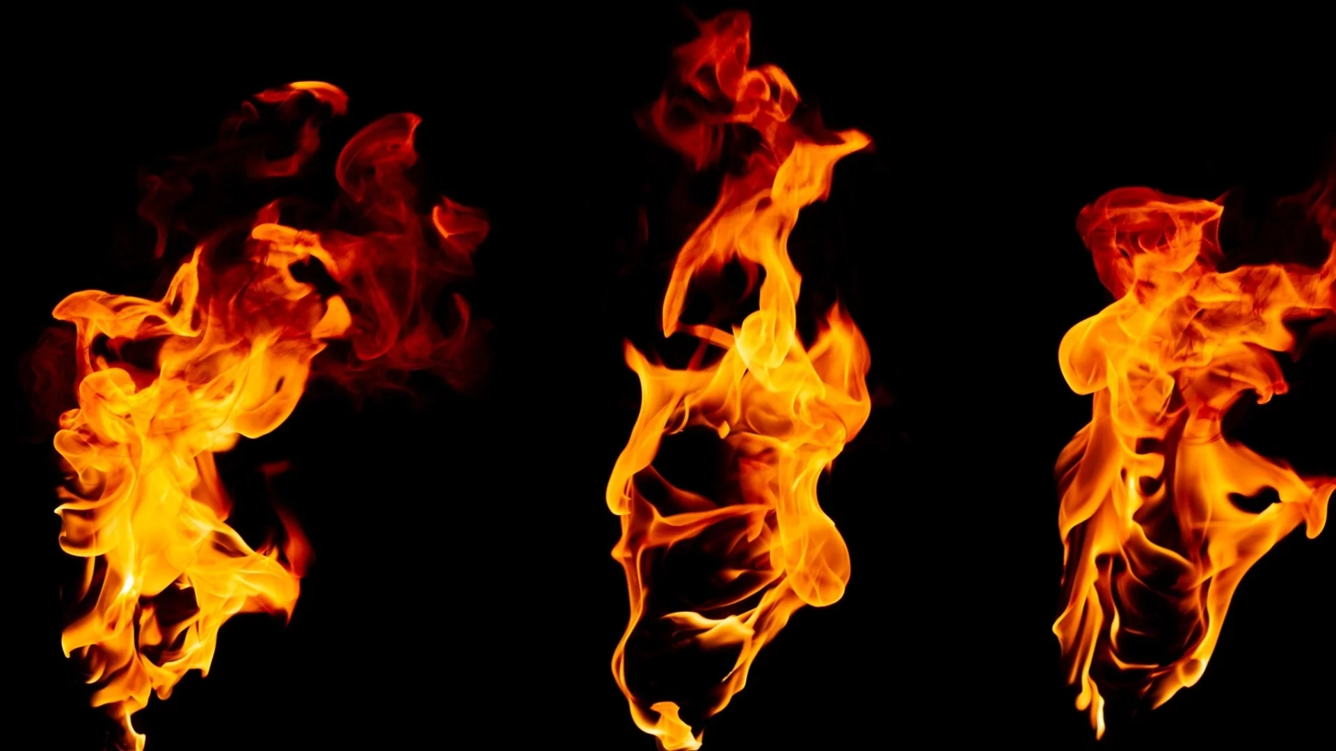 Пожар изгори бивш техникум в Кърджали