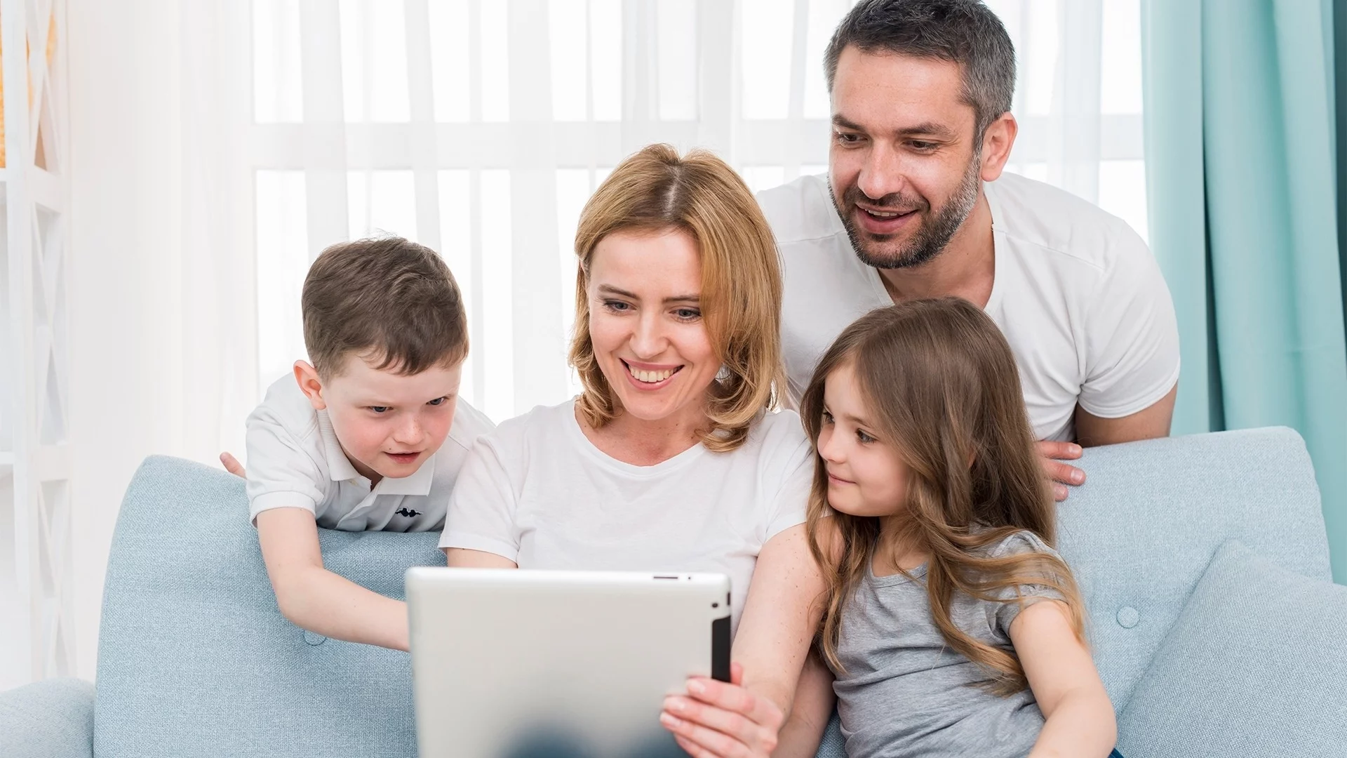 Как се става дигитален родител с две поколения деца, които не познават свят без интернет?