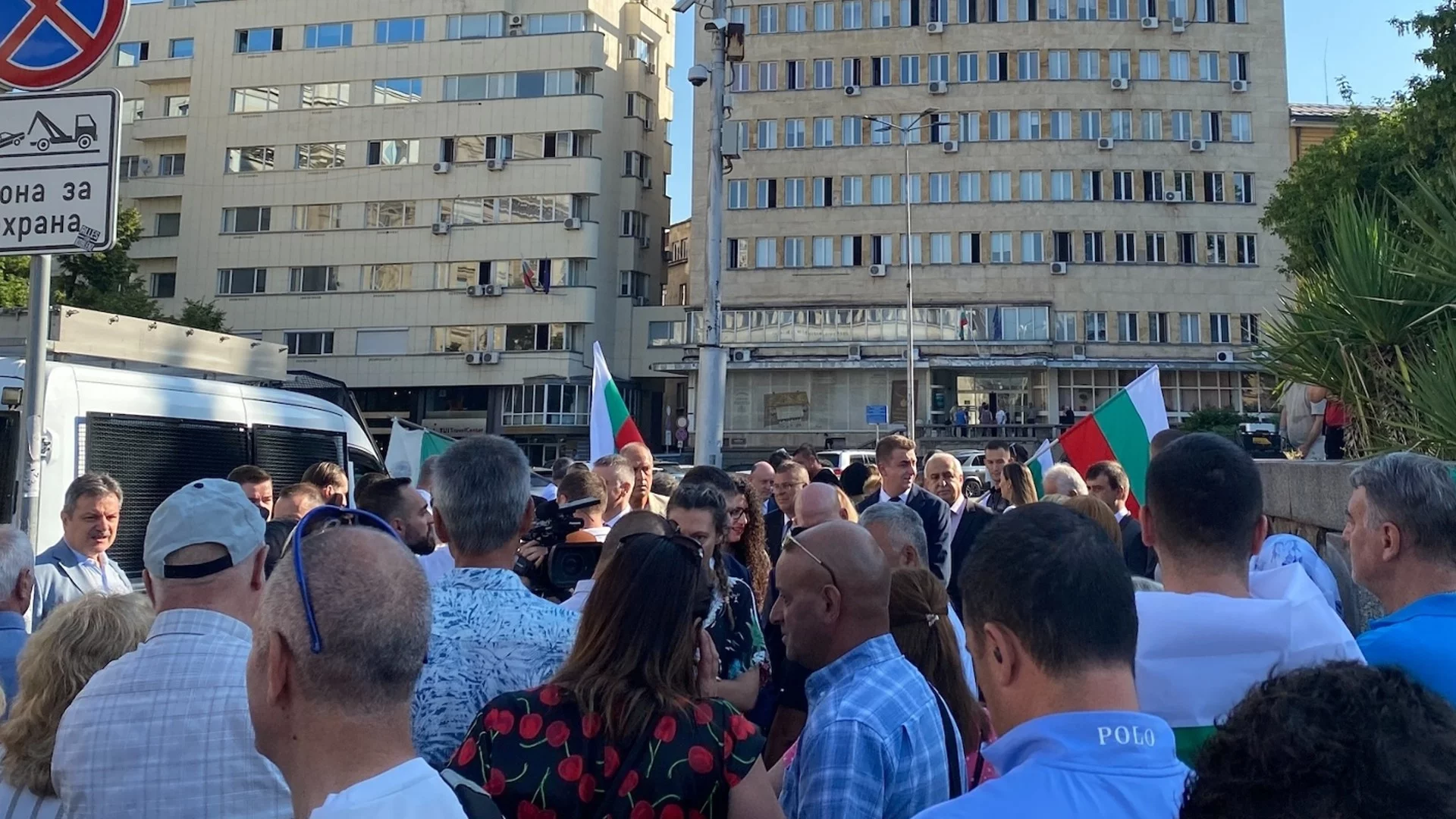 Протестиращи пред парламента поискаха оставката на кмет (СНИМКИ)