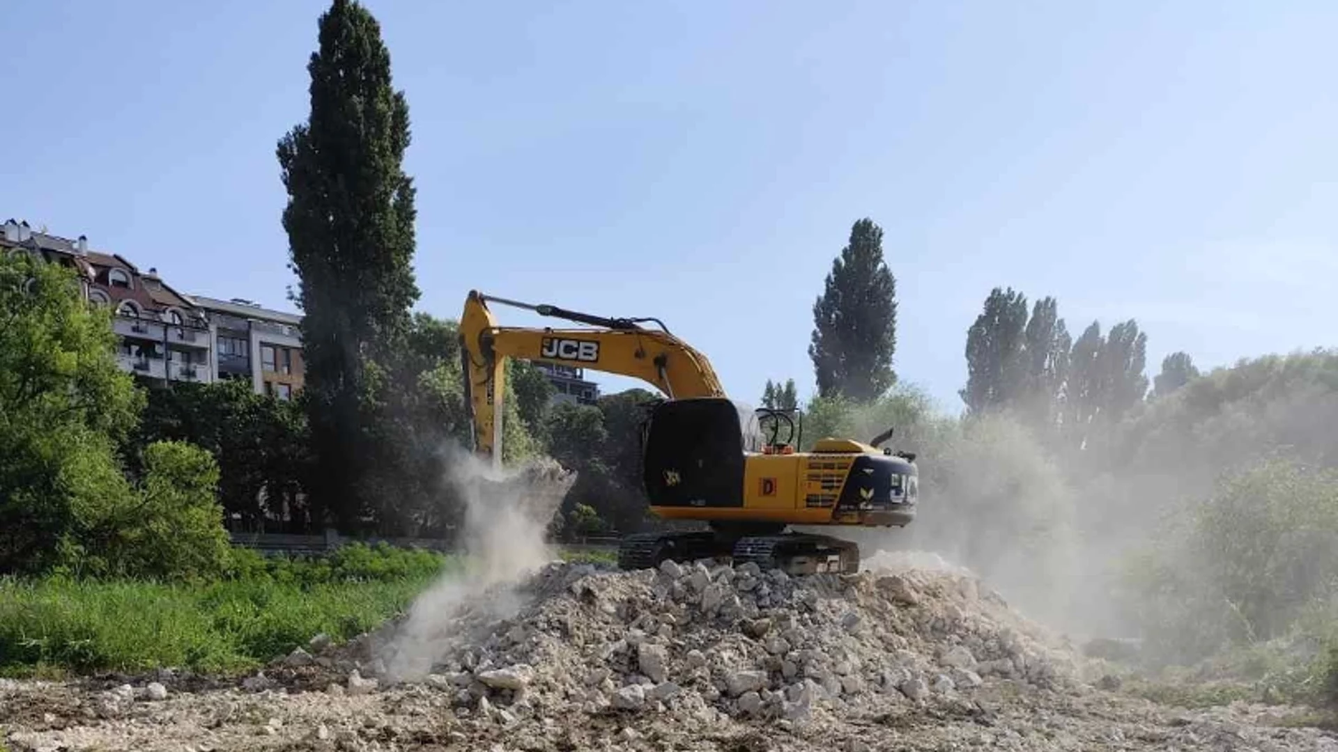 Продължава почистването на река Марица в Пловдив