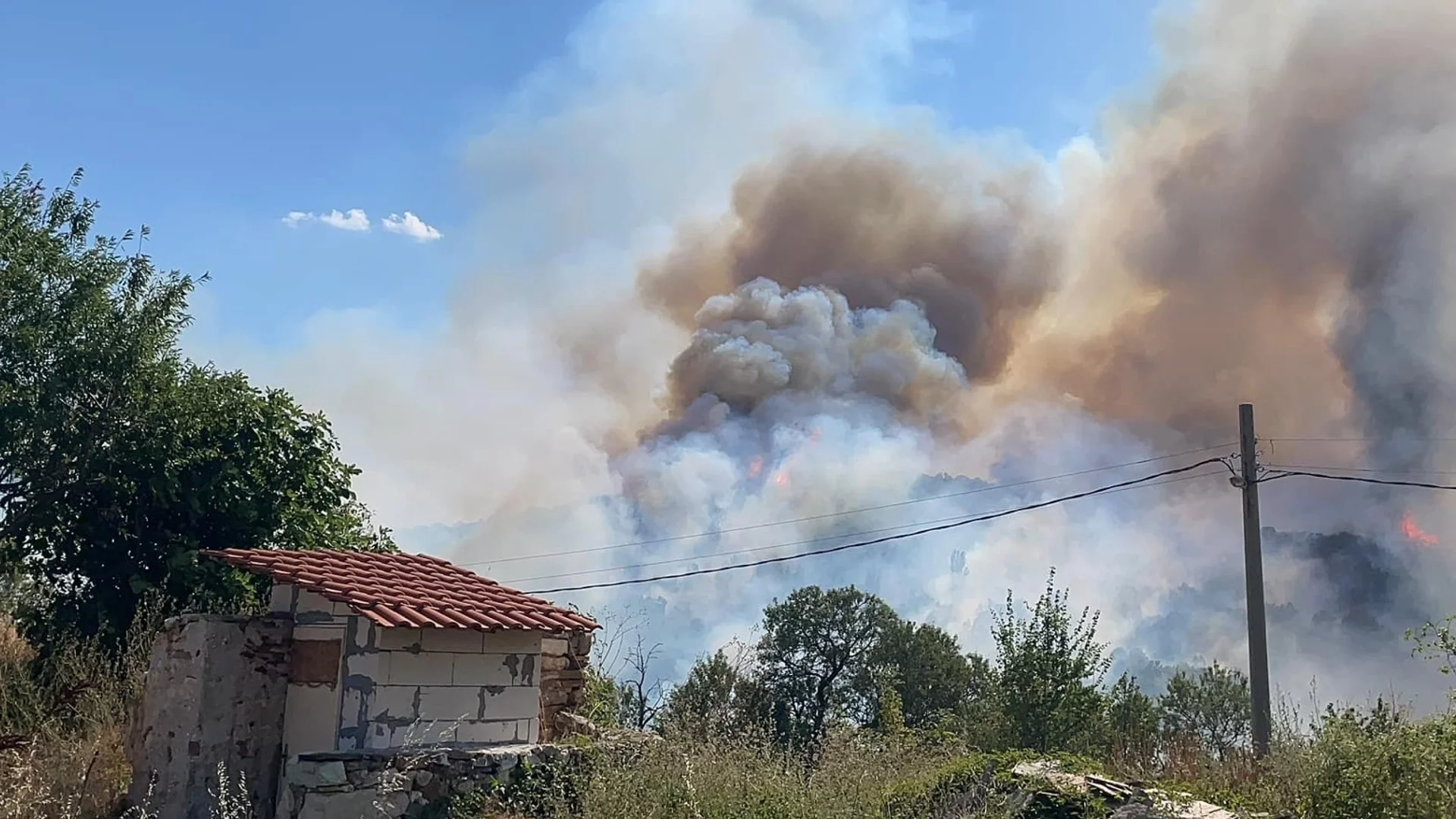 Свирепите пожари продължават: Къщи и автомобили изгоряха в Хасковско