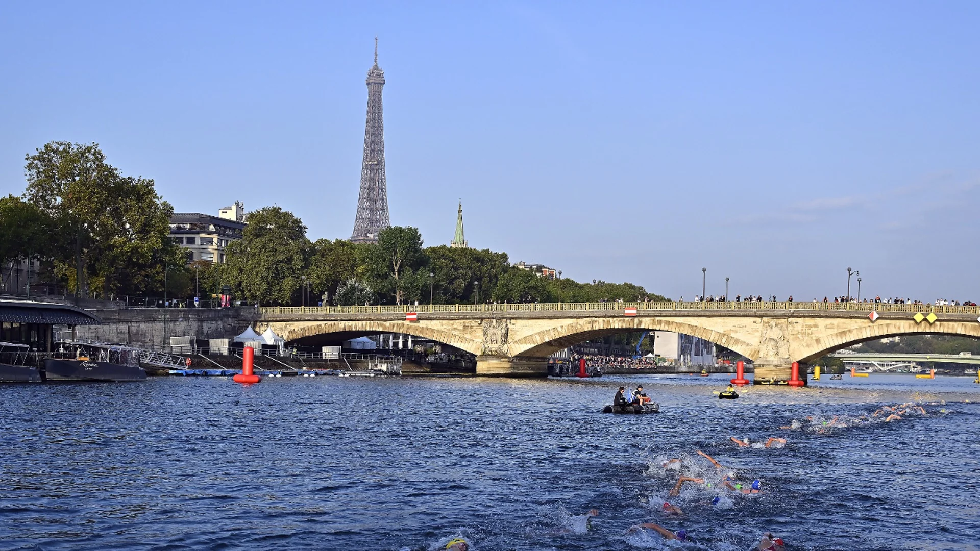 Френски министър се изкъпа в Сена, за да докаже, че водата е чиста (ВИДЕО)