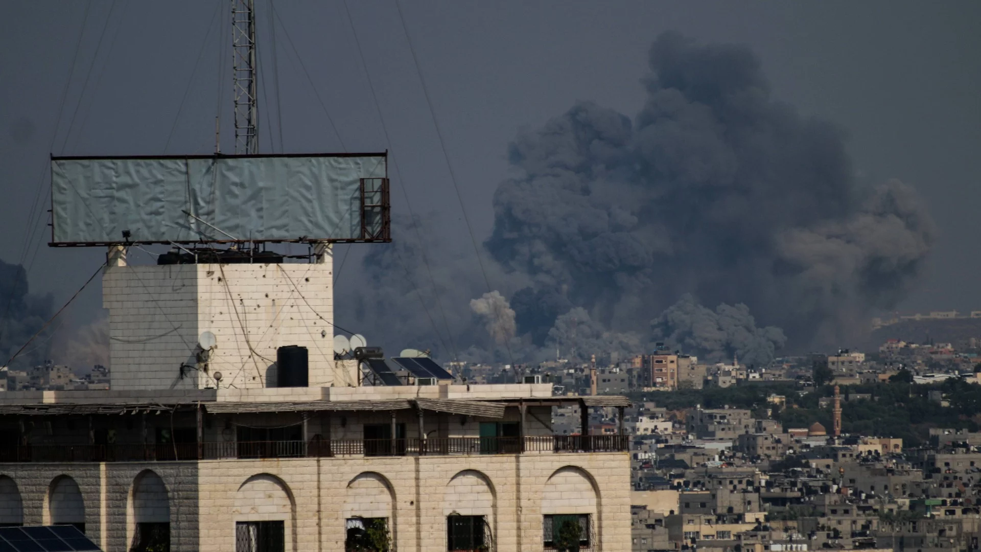 Стотици жертви и ранени при удар в Газа. Израел: Целихме се в двама командири на "Хамас"