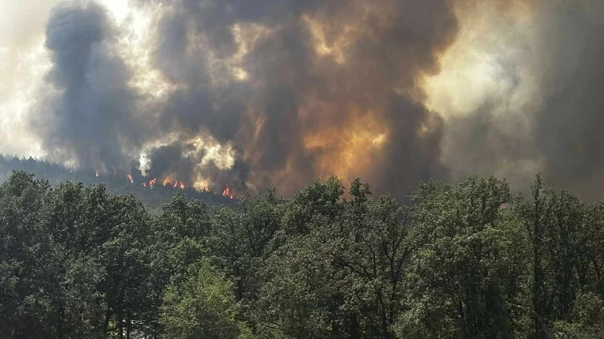 Обстановката с пожарите в Средногорието остава сложна