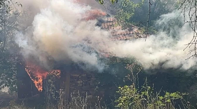 Пожарът край Свиленград все още е далеч от населените места