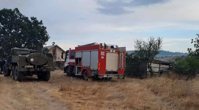 Пожарът в Отец Паисиево продължава да се разпространява в Средна гора