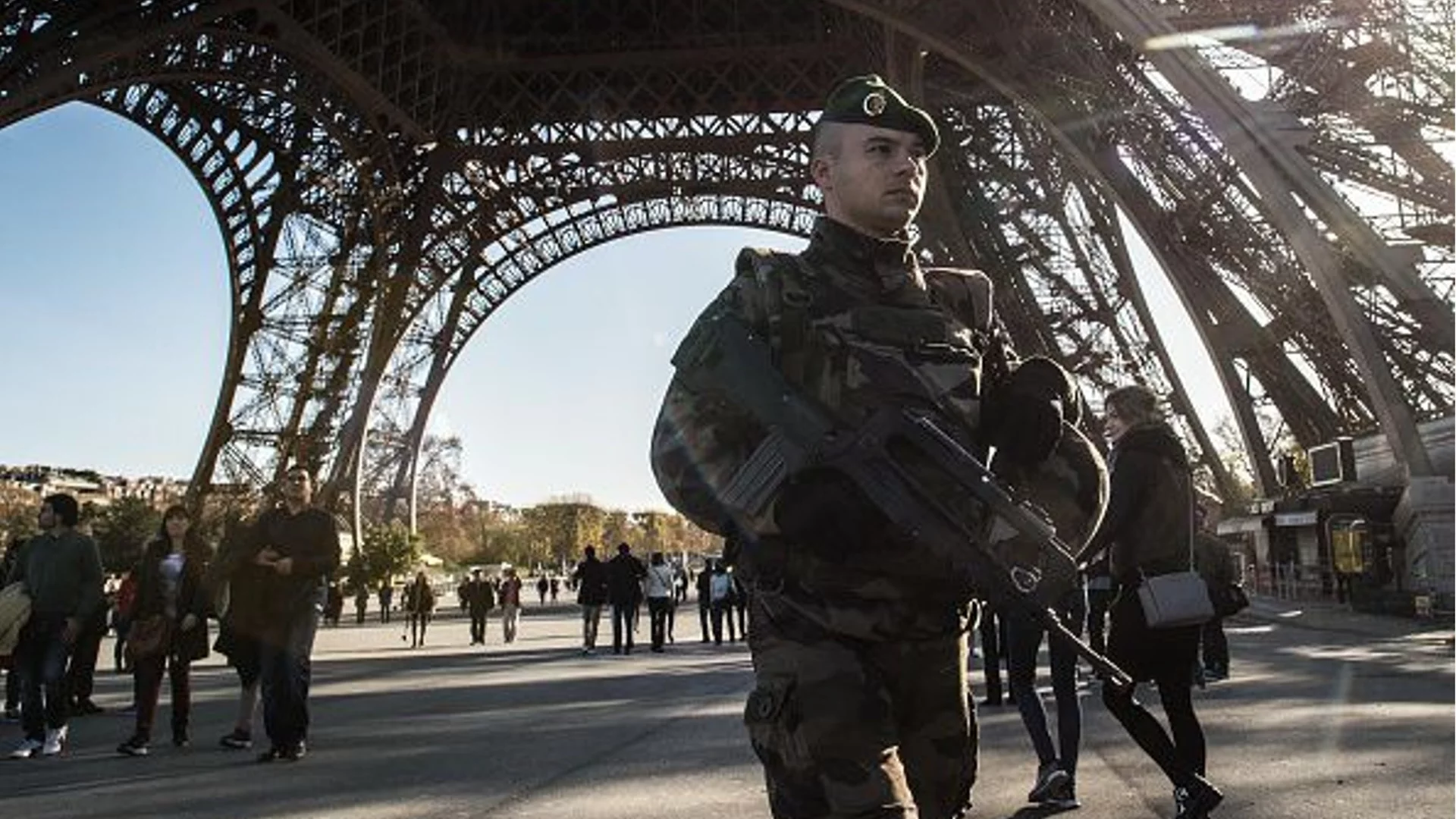 Войник е ранен при нападение с нож в Париж (ВИДЕО)