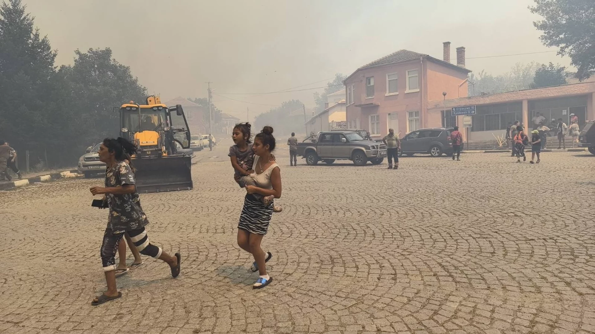 Село Воден е в пламъци, хората се евакуират (ВИДЕО)