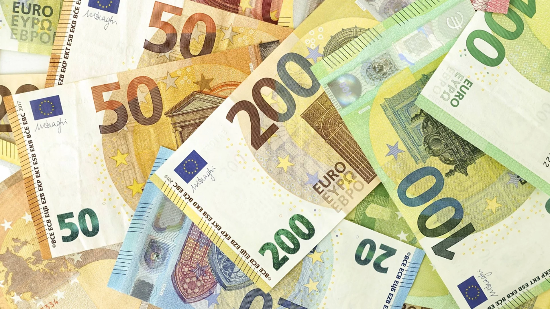 Еврото достигна стойности, невиждани от месеци