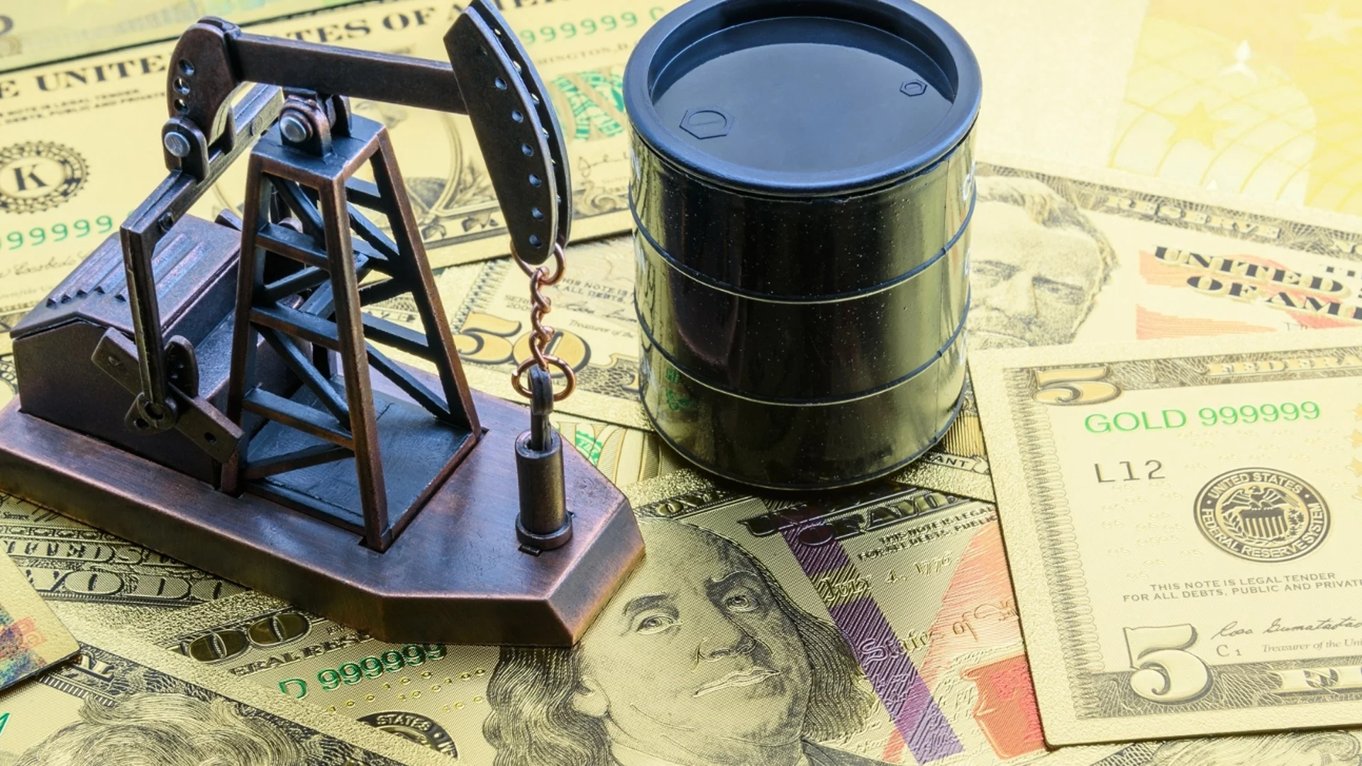 Обрат: Силният долар се отрази на петролните цени