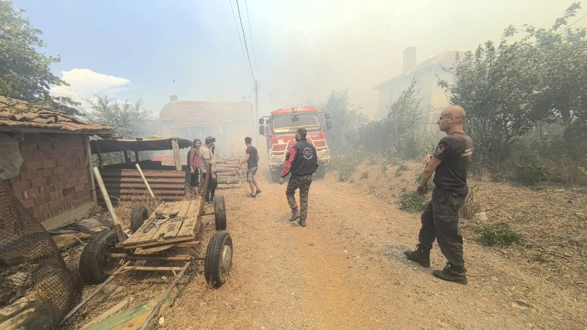 Ситуацията край село Воден се подобрява, четири хеликоптера се борят с огъня