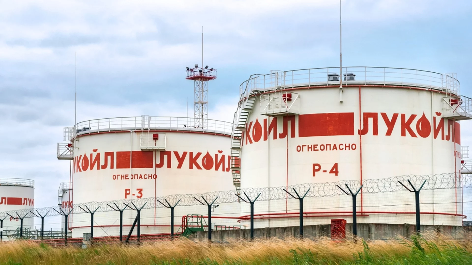 Словакия и Унгария: Спряхме да получаваме петрол от "Лукойл" с транзит през Украйна