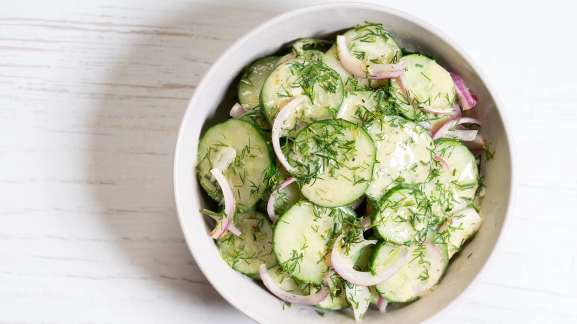 Рецепта: Най-лесната пикантна салата с краставици