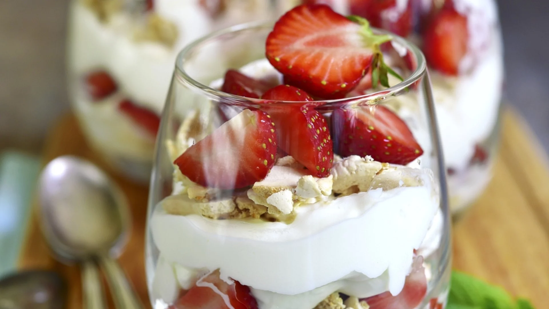 Уникален сметанов десерт с ягоди
