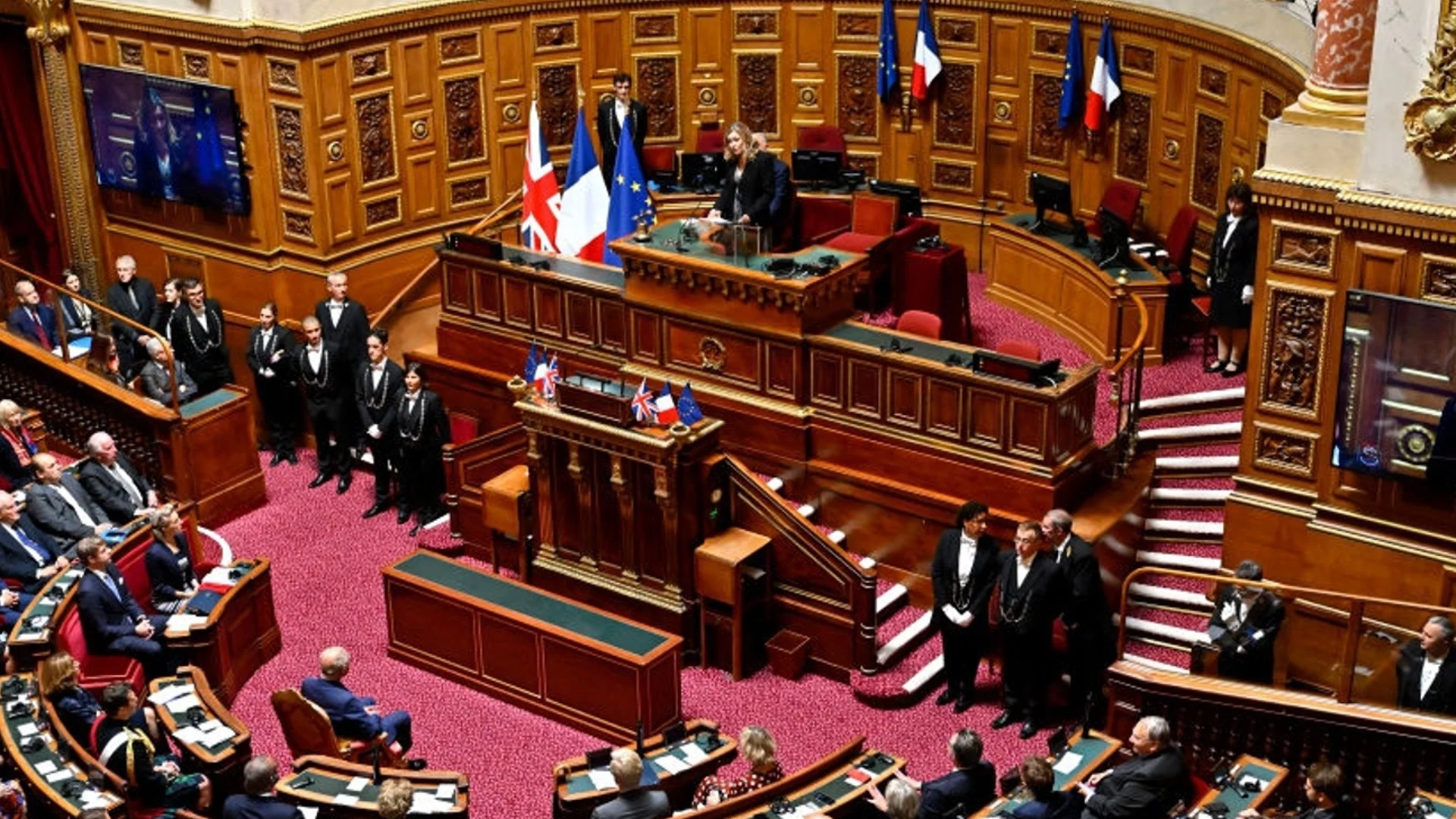 Само "камък, ножица, хартия": Френски депутати отказаха да стиснат ръката на крайнодесен колега (ВИДЕО)