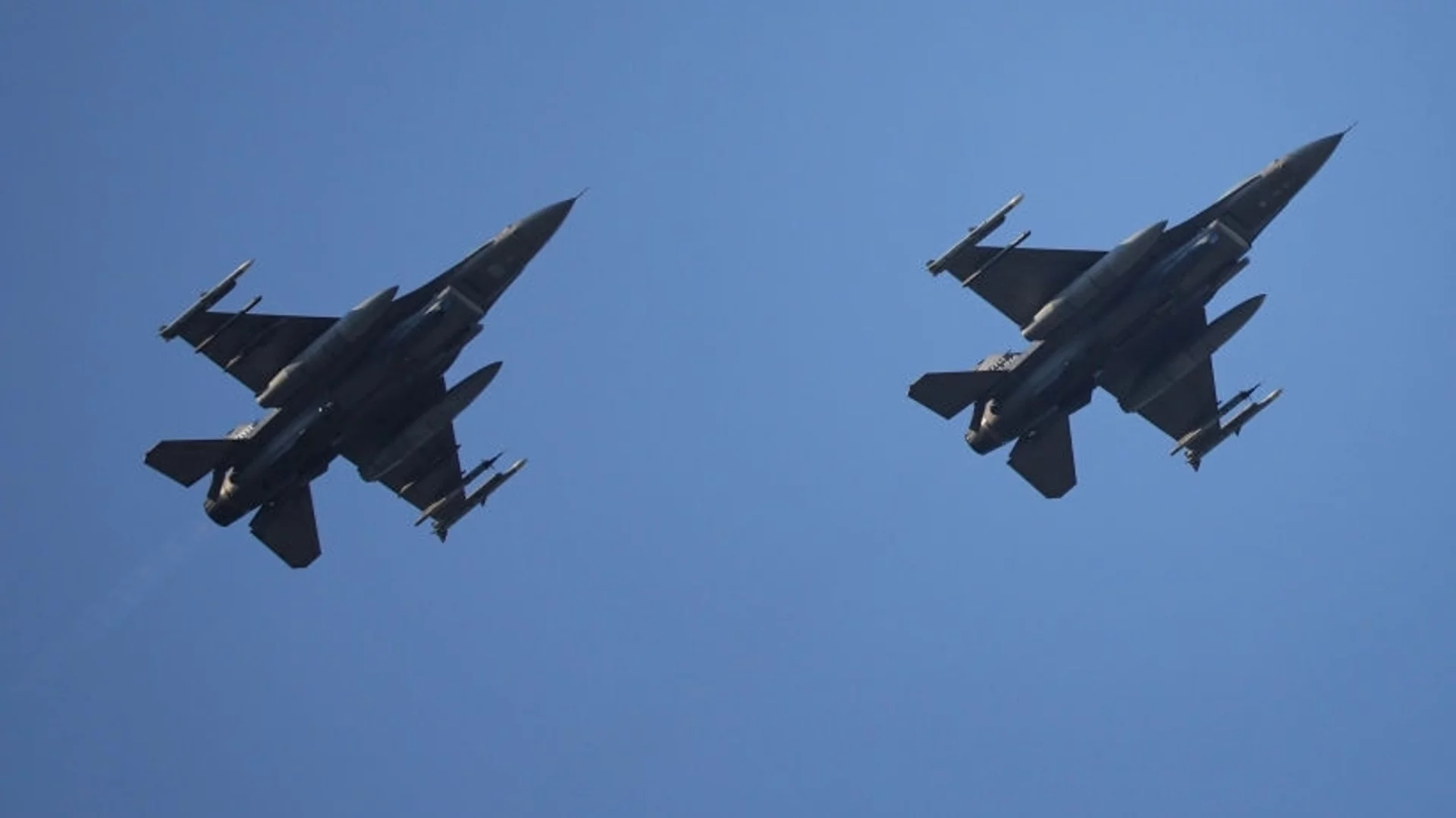 Словакия получава днес първите си бойни самолети F-16 