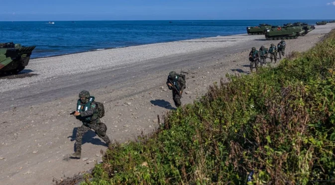 Военни учения в Тайван: Симулация на китайска атака с прекъснати командни линии