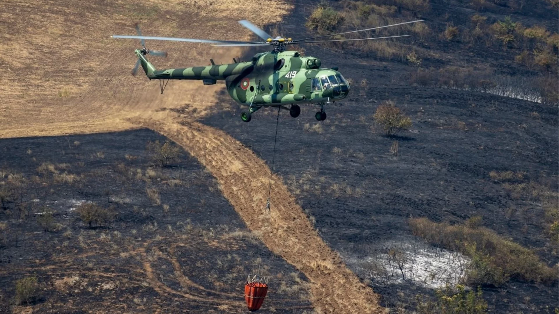 Военнослужещи и хеликоптери за пореден ден гасят пожара край Воден