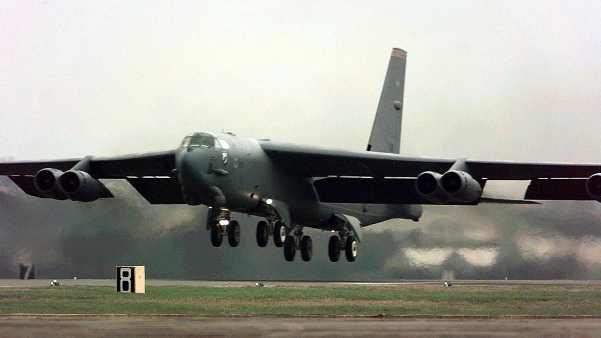 За пръв път в историята: Американски бомбардировачи B-52 кацнаха в Румъния (СНИМКИ и ВИДЕО)