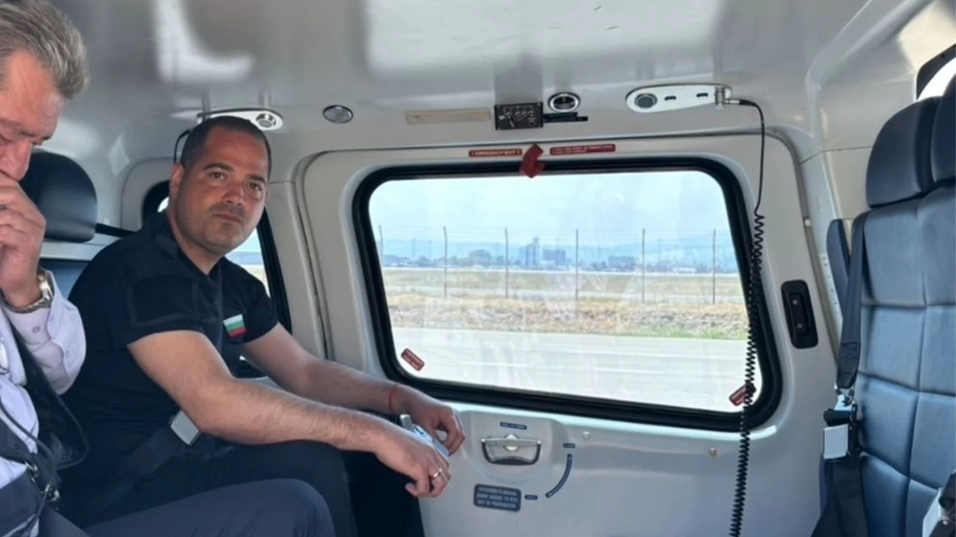 Калин Стоянов проверява пожара на границата с Гърция с хеликоптер