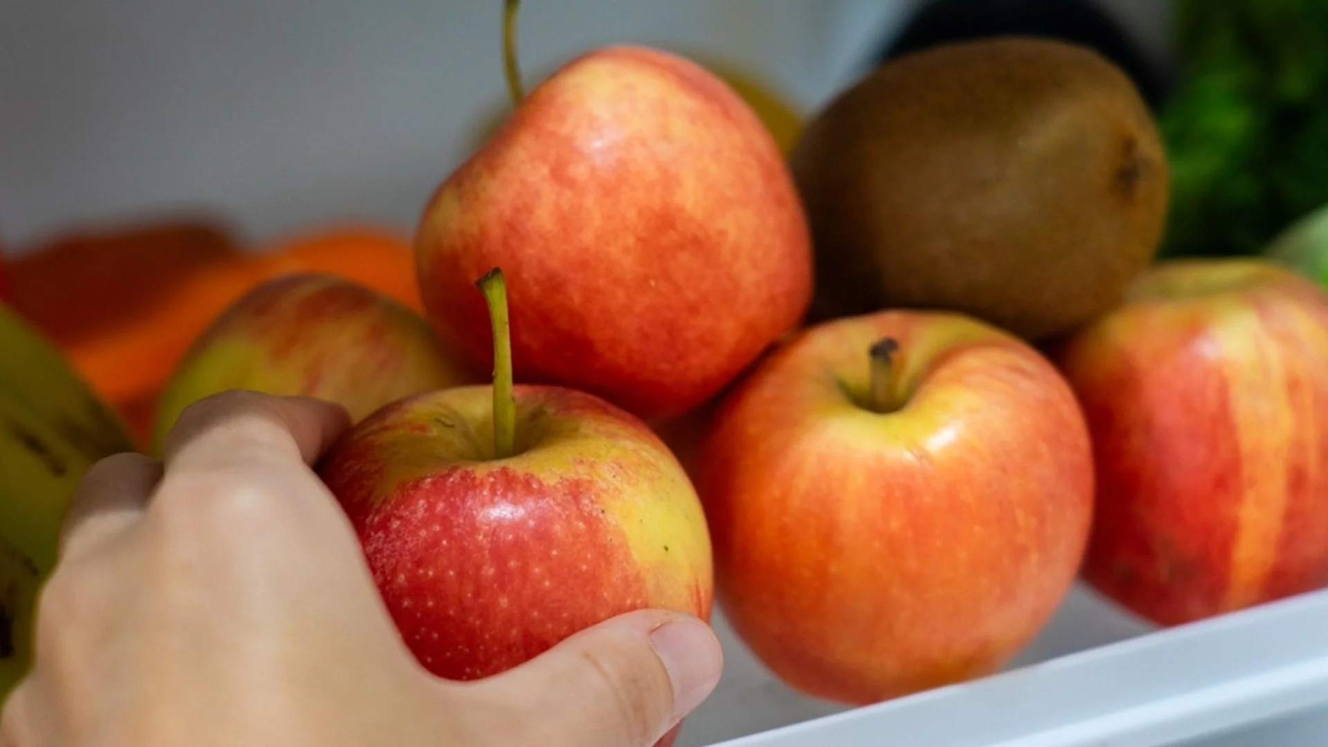 Полезно ли е да се ядат ябълки вечер?