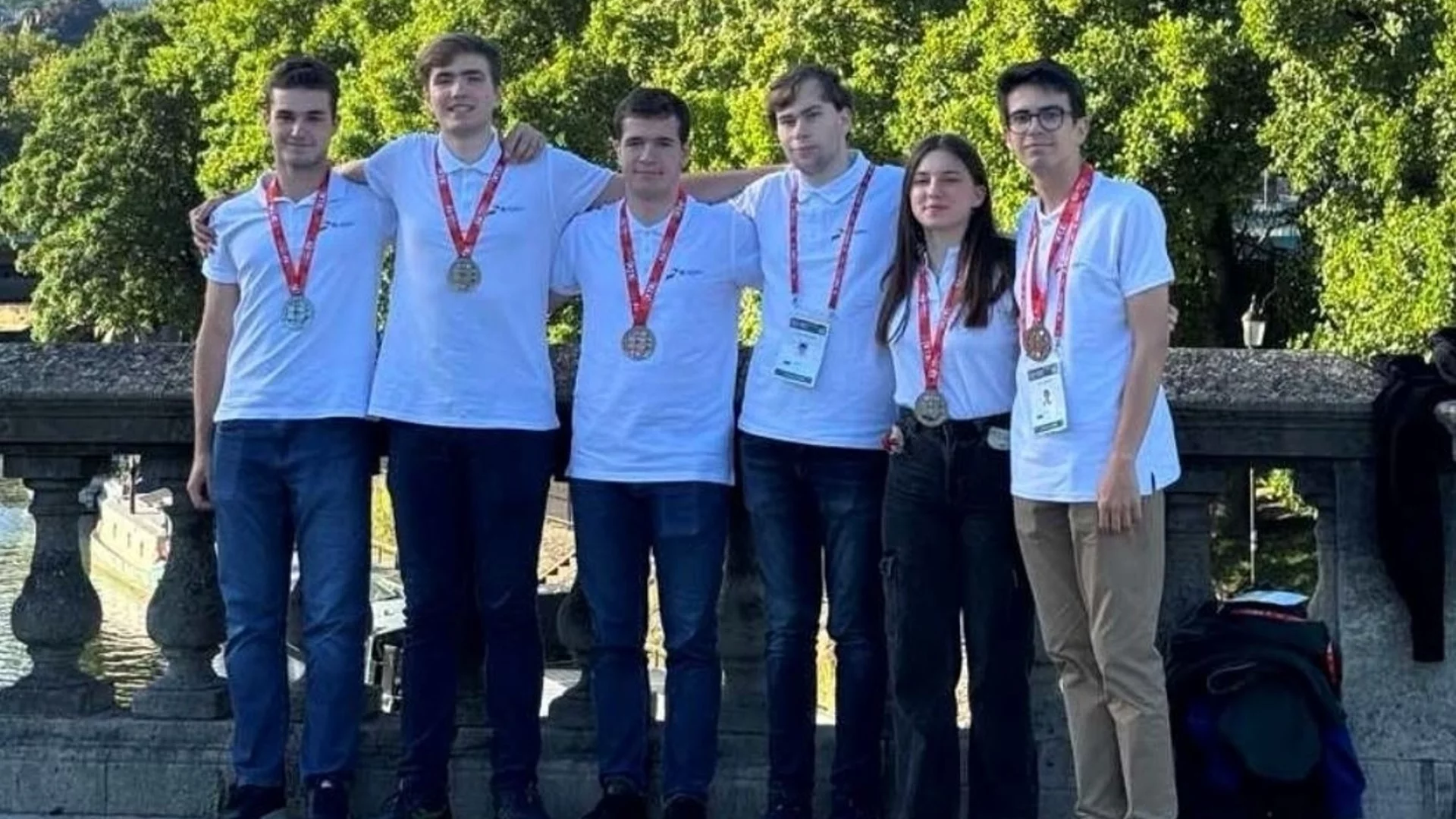 Българският отбор по математика с 5 медала от олимпиада във Великобритания