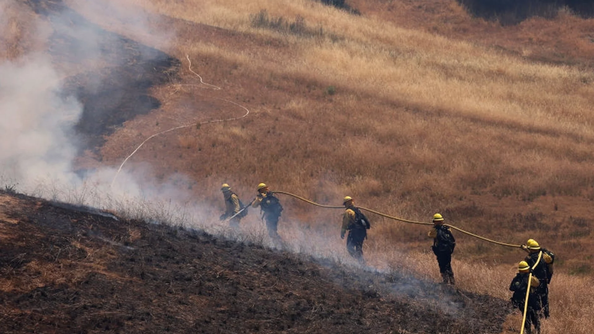 Македонски пожарникари гасят пожар на границата с България (ВИДЕО)