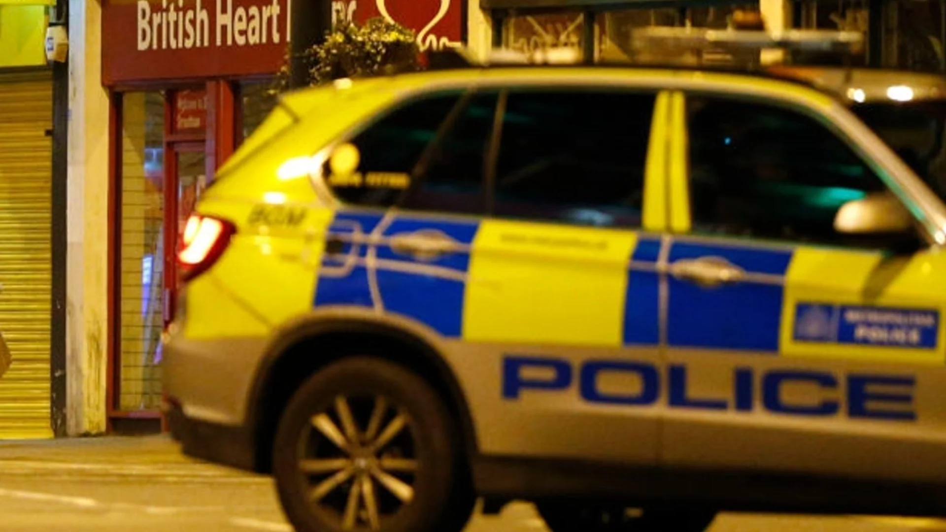 Уволниха полицай в Лондон, бил интимен със стажантка на улицата