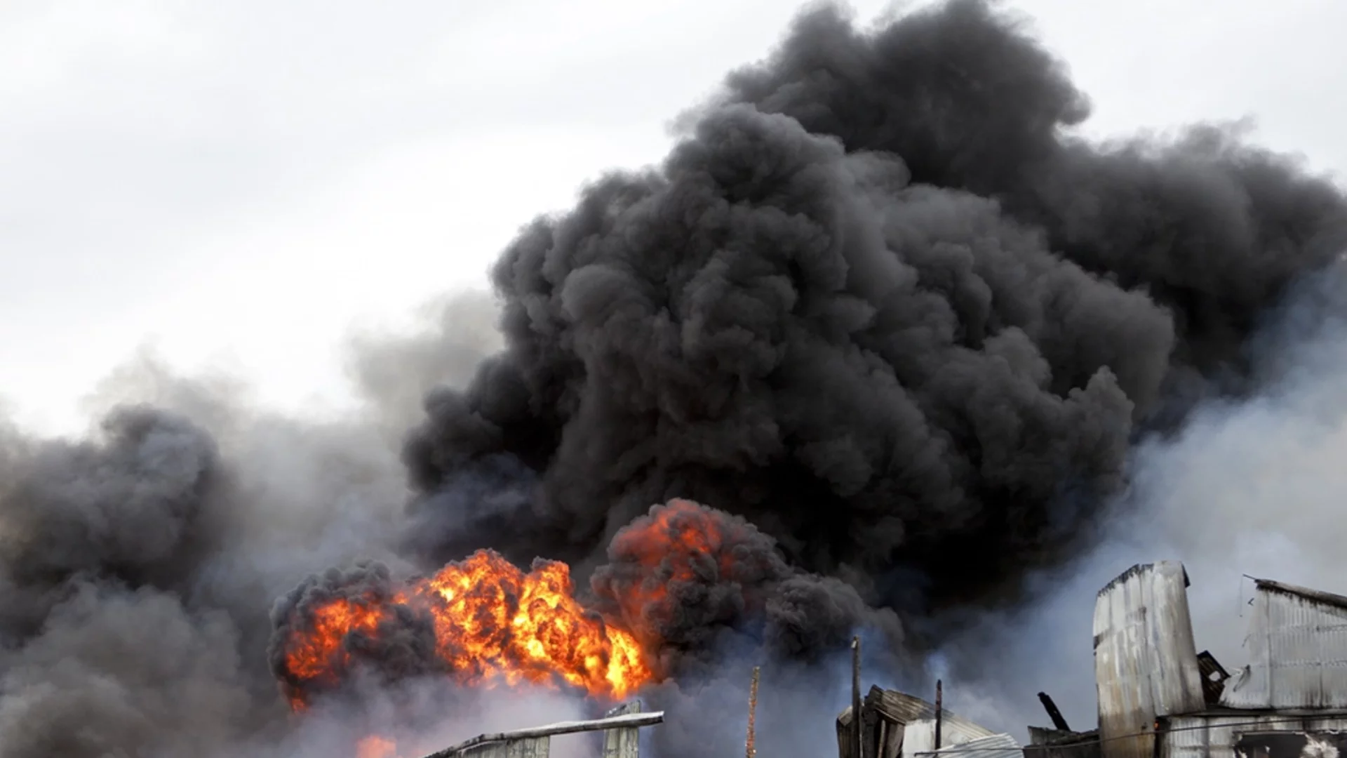 Голям пожар пламна във фабрика в Бурса (ВИДЕО)