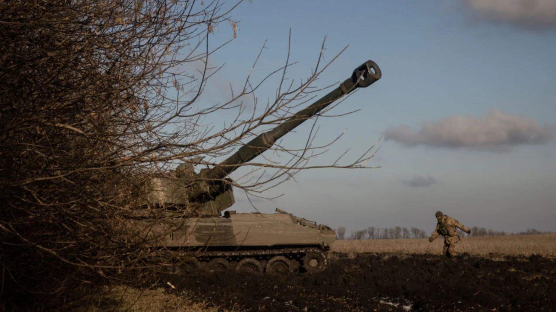 Огън до дупка - снаряди, дронове, снаряди: Но британска гаубица оцеля в Украйна (ВИДЕО)